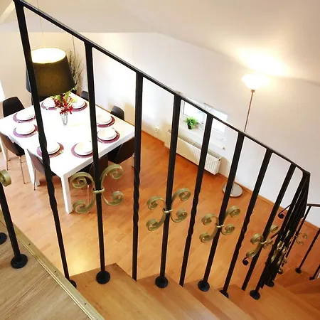 - In 01 Apartament