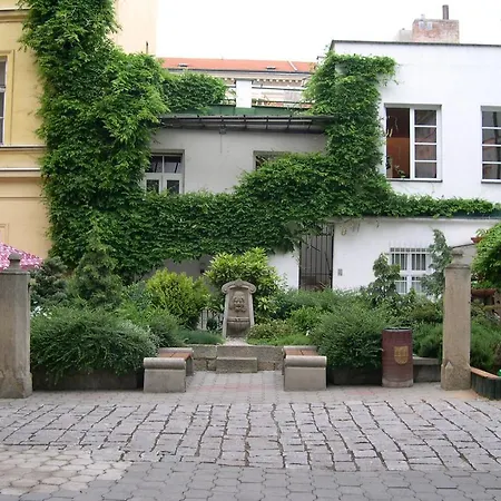 - In 01 Praga